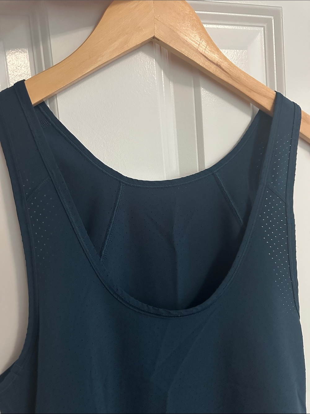 Lululemon Close The Distance Perforated Tank Top Size 4 or 6 Blue - Picture 6 of 7